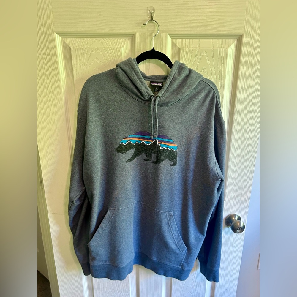 Patagonia Men’s Fitz Roy Bear Logo Hoodie (Large, Slate Blue)